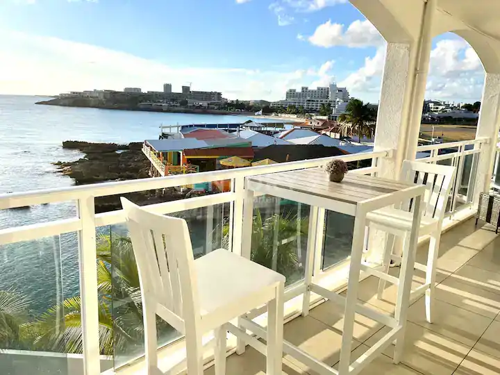 Luxe Tropical Getaway in Spacious For Rent