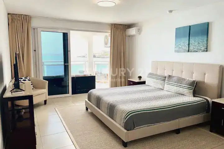 Luxe Tropical Getaway in Spacious For Rent