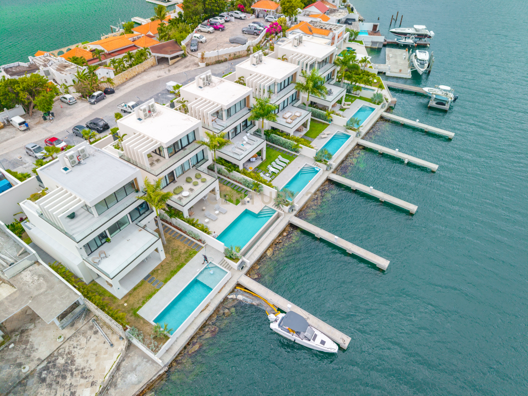 Glamourous Lagoonfront Point Pirouette Villa For Sale
