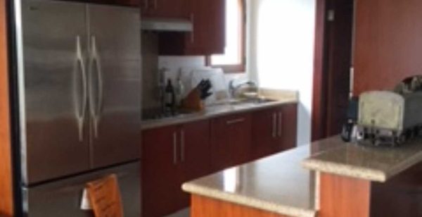  Modern fully fitted kitchen. We apologize for the image quality. 
