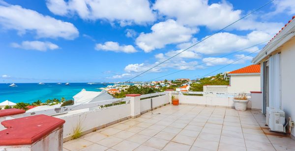  Just look at this huge upper level terrace with panaoramic ocean views. Accessed from the bedrooms. 