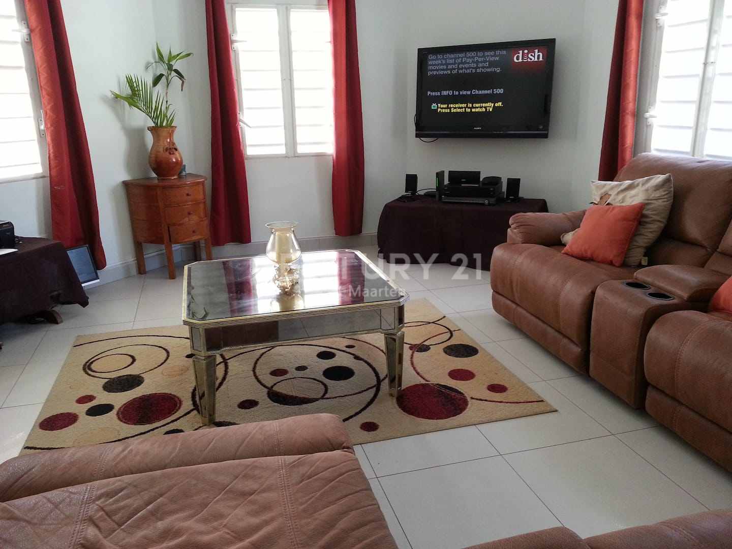  Spacious and modern living room 