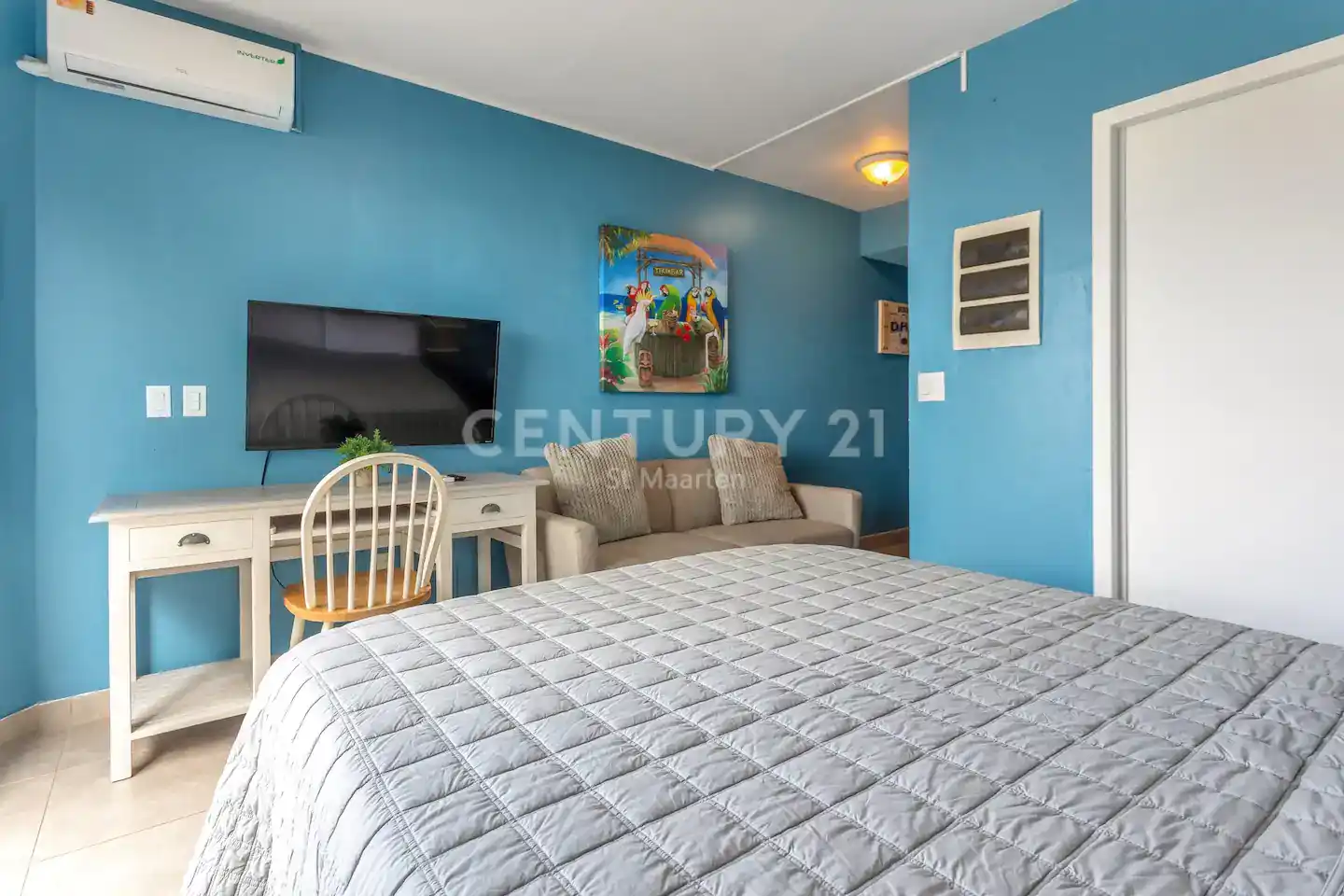 The Best Little Beach Bar Condo in Sint Maarten For Rent