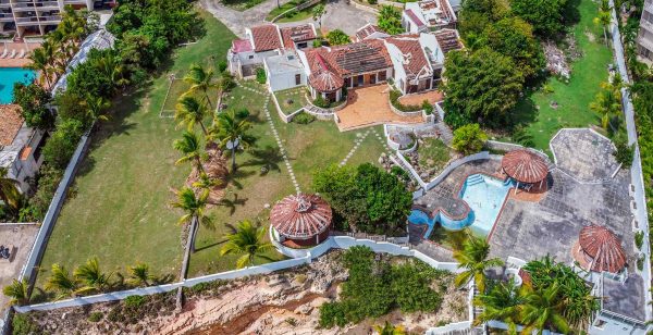  Wide frontage for luxury entrance to resort 