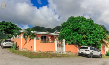 Cole Bay Home – A Three Bedroom Detached Villa