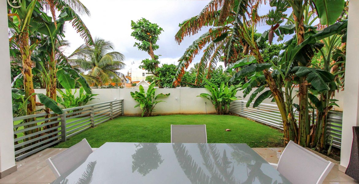 Beachside garden with covered terrace 