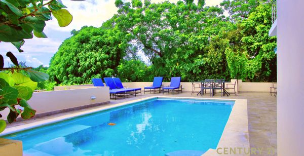  Pelican Key villa: large private pool with large concrete deck that offers turquoise ocean views. 