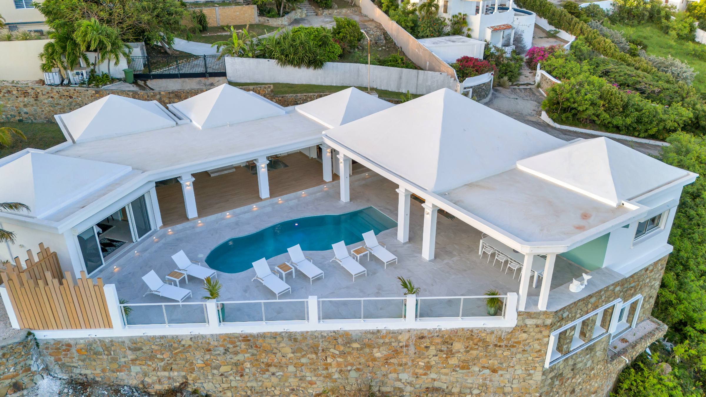 Luxury Dawn Beach 4 Bedroom Villa For Rent