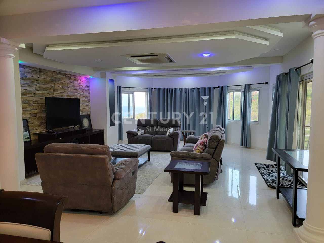 4 Bedroom Hill Side Oyster Pond Rental House