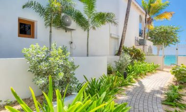 2 Bedroom Beachfront House in Simpson Bay For Sale
