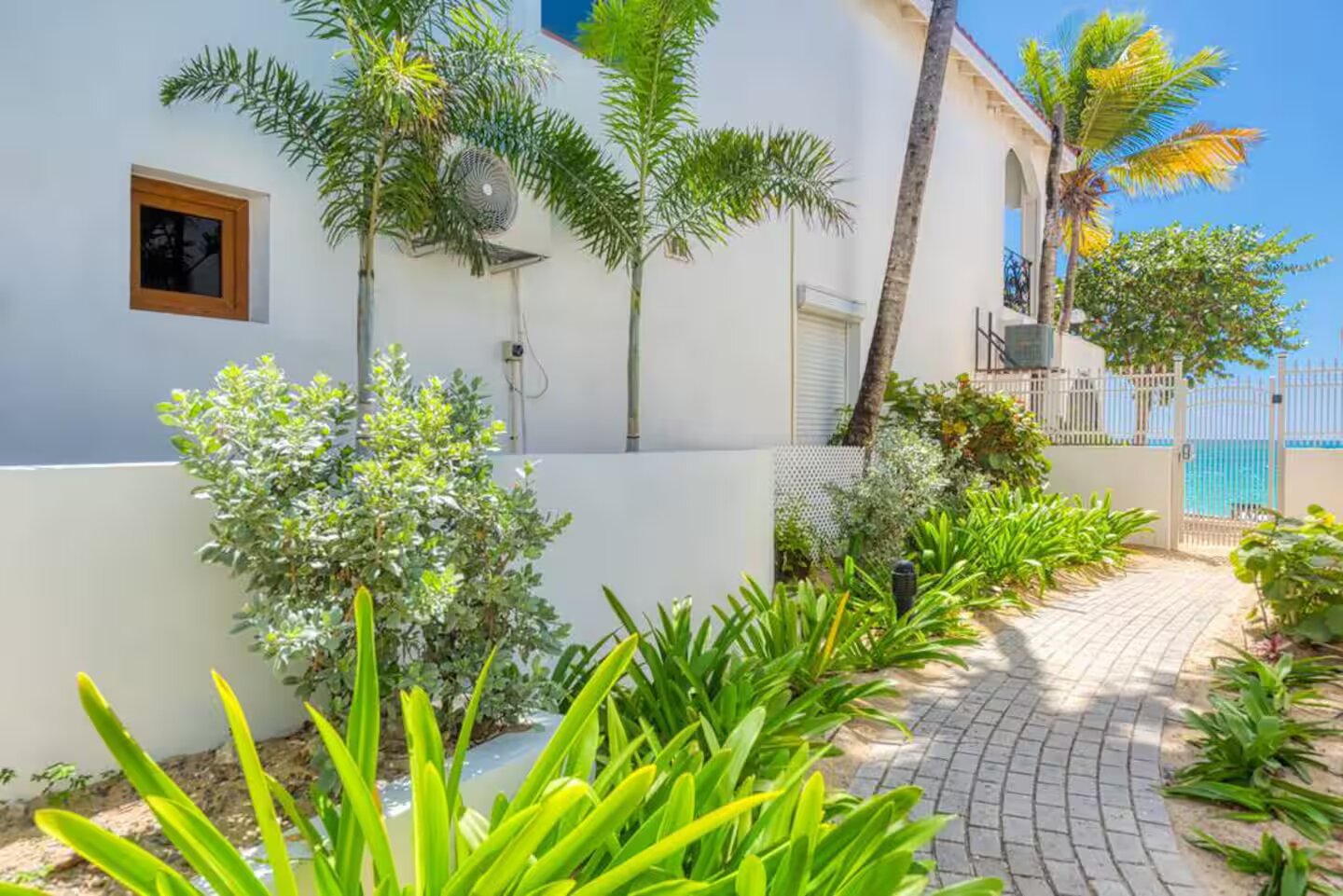 2 Bedroom Beachfront House in Simpson Bay For Sale